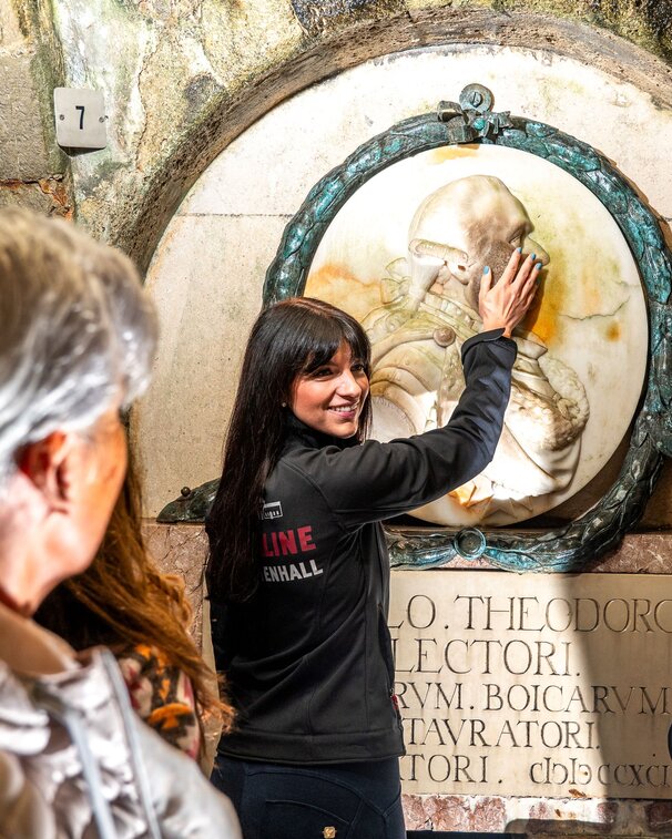 Tour guide in front of the Karl-Theodor exhibition site underground