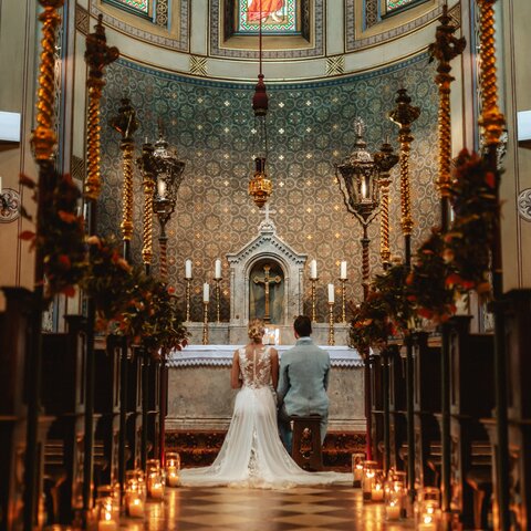 Brautpaar vor dem Altar in der Salinenkapelle | © FineArt Niedermüller