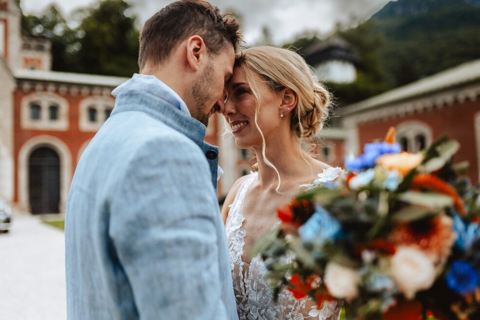 Bridal couple in front of the old salt works in Bad Reichenhall | © FineArt Niedermüller / Thalgau 