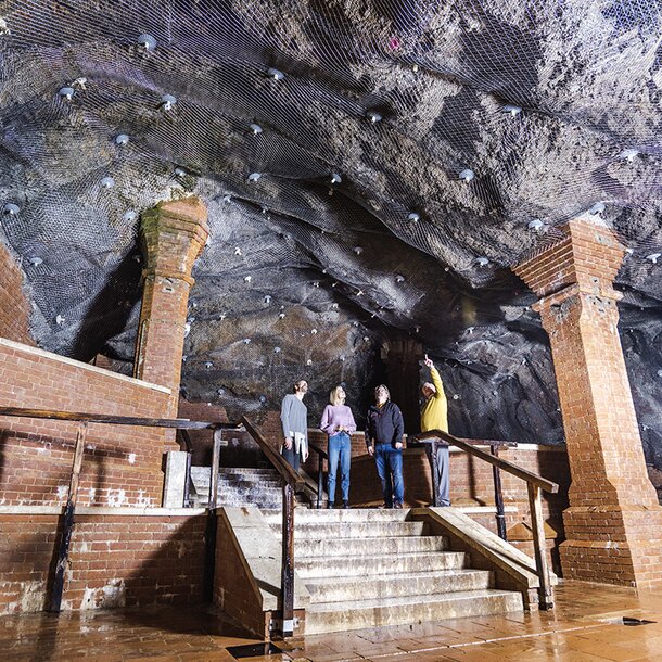 Gästeführer mit einer Familie in der Salzgrotte | © Alte Saline Bad Reichenhall | Südwestdeutsche Salzwerke AG