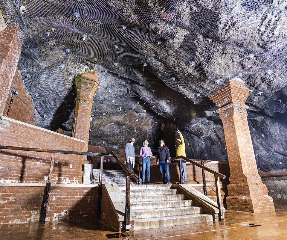 Gästeführer mit einer Familie in der Salzgrotte | © Alte Saline Bad Reichenhall | Südwestdeutsche Salzwerke AG